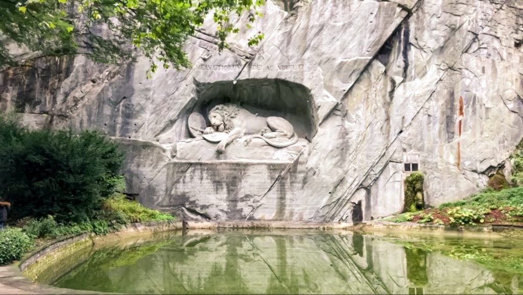 dying lion monument